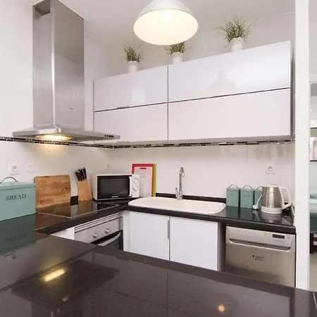 Sleeps 8 Air Con Wifi فيلة