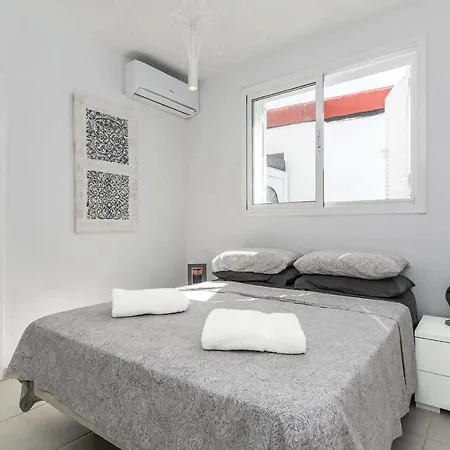Sleeps 8 Air Con Wifi 칼라오살바헤