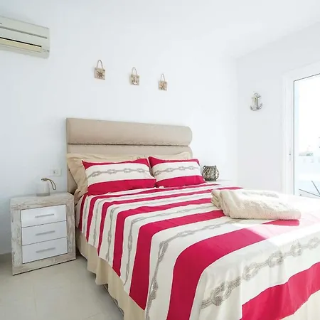 Sleeps 8 Air Con Wifi