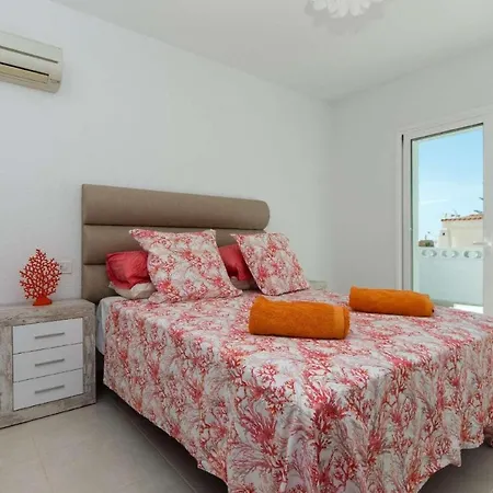 Sleeps 8 Air Con Wifi 빌라