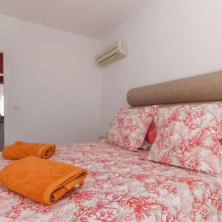 Villa Sleeps 8 Air Con Wifi *